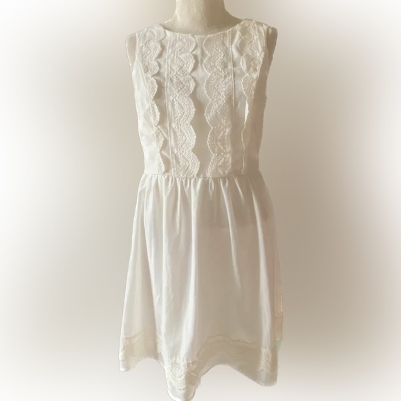Doe & Rae Dress White Ivory Dress w/ lace accents zipper closure - Picture 2 of 9